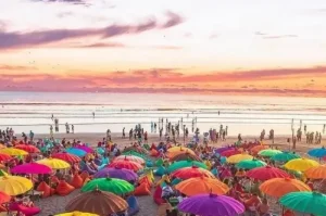 Pantai Double Six, Tempat Terbaik Menikmati Keindahan Lautan Sembari Kulineran di Bali